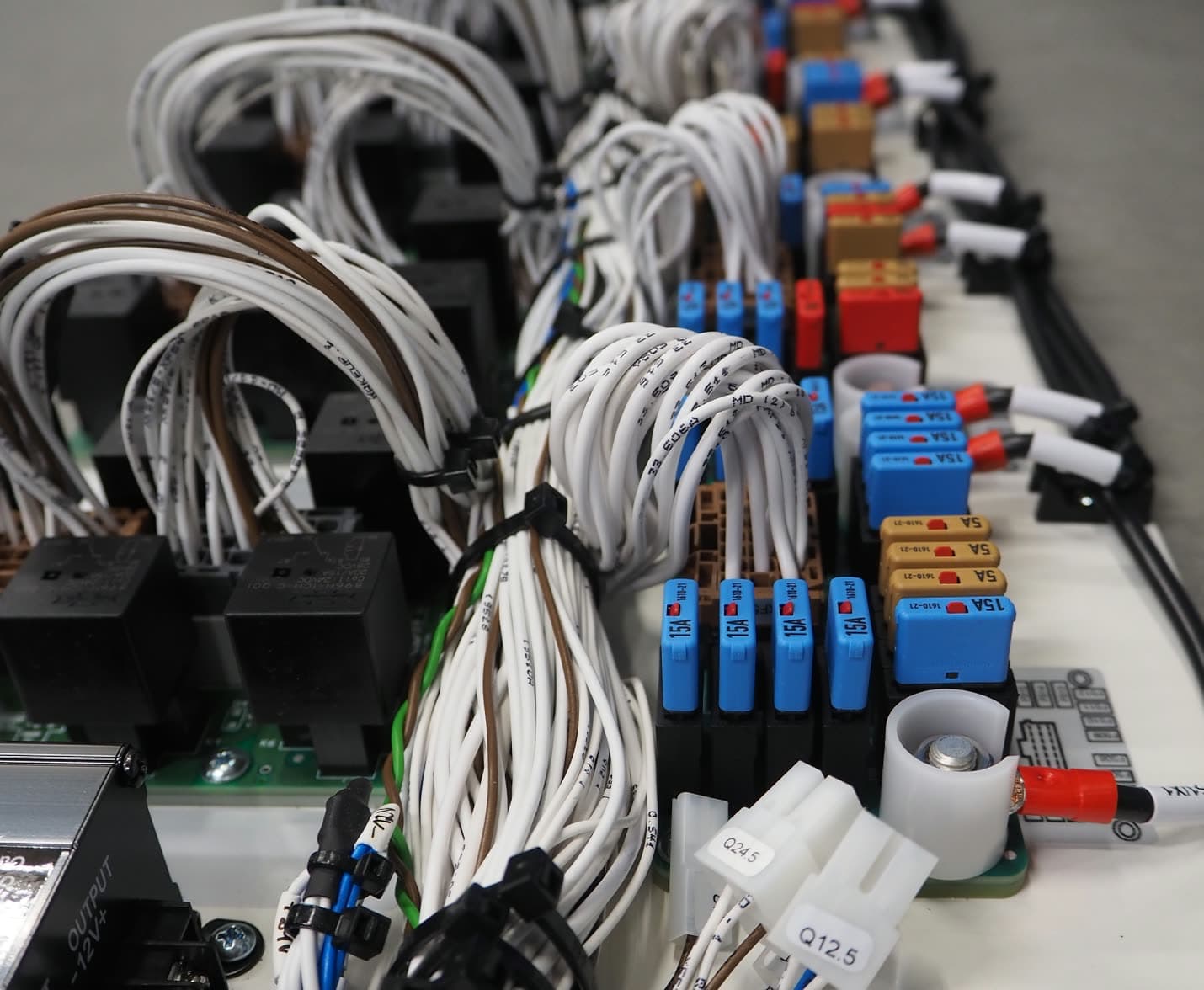 Zabudowa tablicy elektrycznej autobusu — przekaźniki, bezpieczniki i wiązki na linii montażowej El-Cab